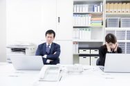 新入社員SEの行く手を阻む？！おじさん・おばさん社員の扱い方とは？